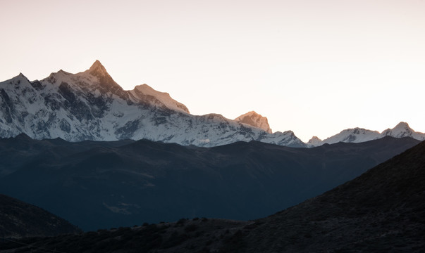 红日照雪山