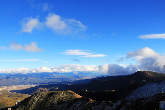 雪山远景风光