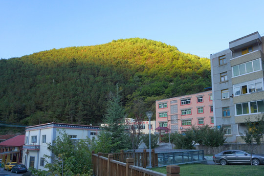 黑水县县委县政府大院 清晨内景