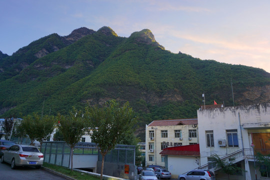 黑水县县委县政府大院 清晨内景