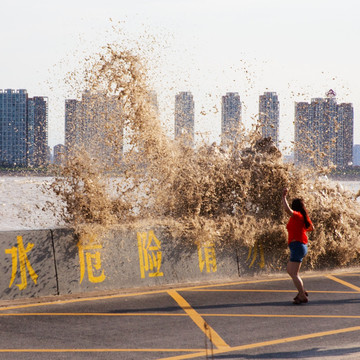 看潮的女人