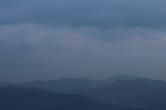 山峦背景 淡淡地的山脊 风景