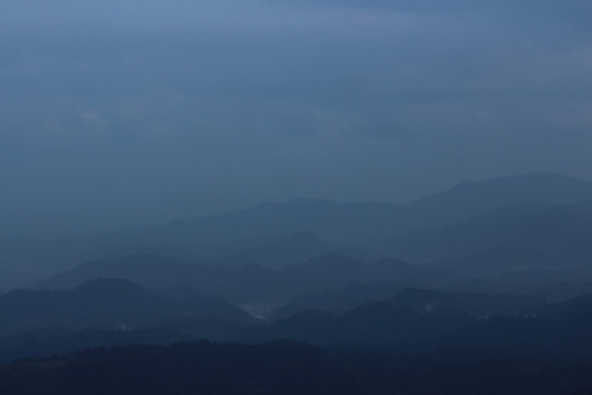 山峦背景 淡淡地的山脊 风景