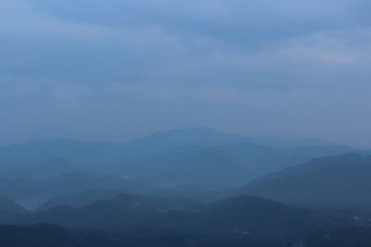山峦背景 淡淡地的山脊 风景