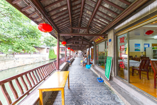 临湖的饭店