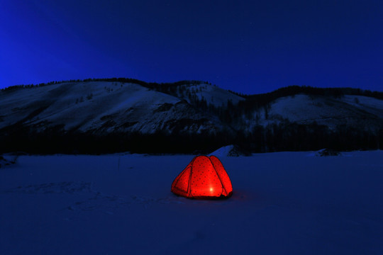 雪夜野营