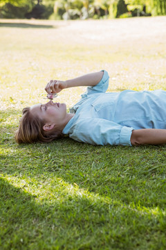 躺在草坪上的女人
