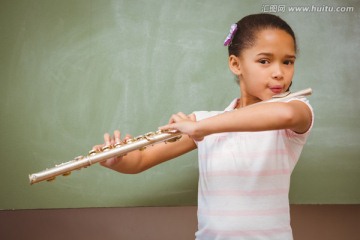 在教室里吹长笛的小女孩