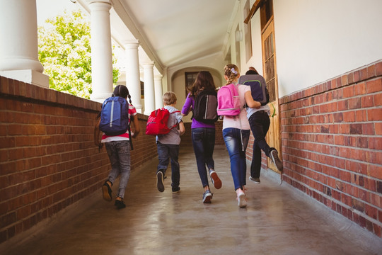 学校走廊里的孩子们