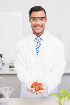 科学家拿着西红柿