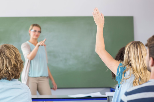 在课堂上举手的女大学生