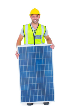拿着太阳能电池板的维修工