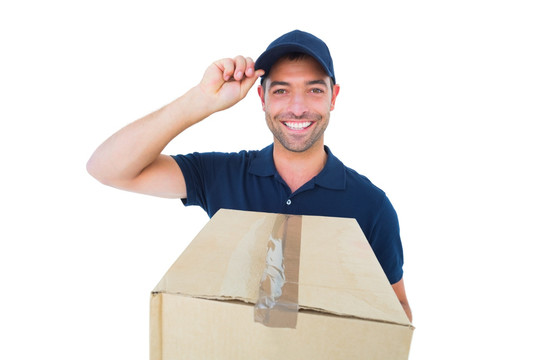 微笑着拿着纸箱的男人