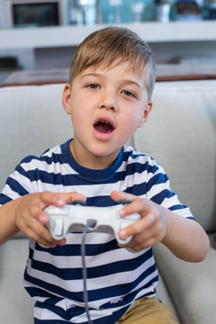 小男孩在客厅里玩电子游戏