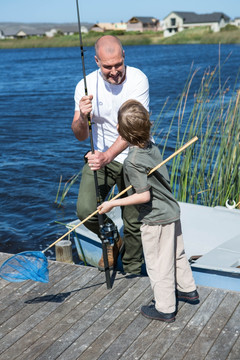 快乐的男人和他的儿子在乡下钓鱼