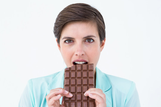 黑发女人吃巧克力