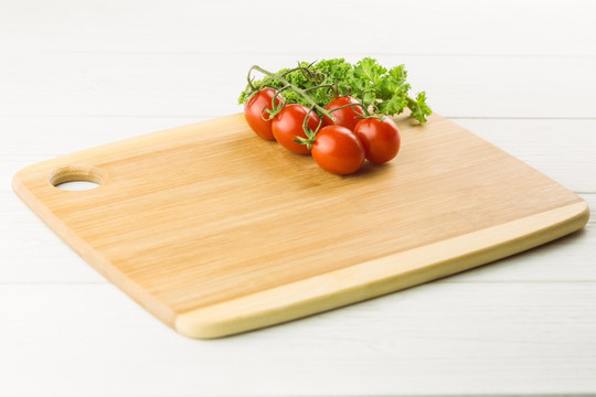 切板上的番茄和香菜