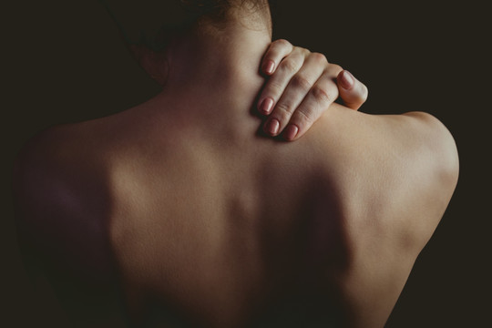 颈部疼痛的女人