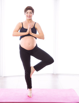 练瑜伽的孕妇