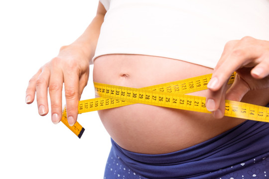 孕妇测量她的肚子
