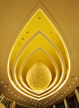 上海青松城大酒店的豪华吊顶灯饰