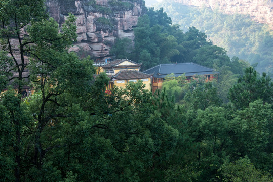 深山有古寺