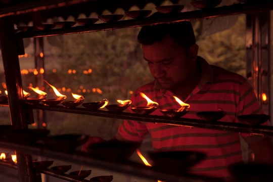 斯里兰卡佛牙寺油灯祈祷