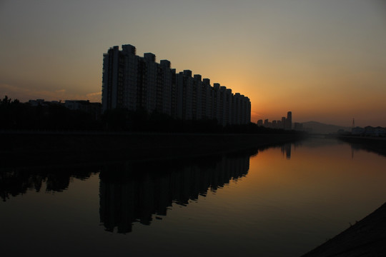 夕阳下的城市建筑 倒影 夕阳