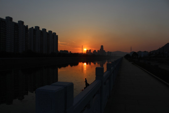 夕阳下的城市建筑 倒影 夕阳