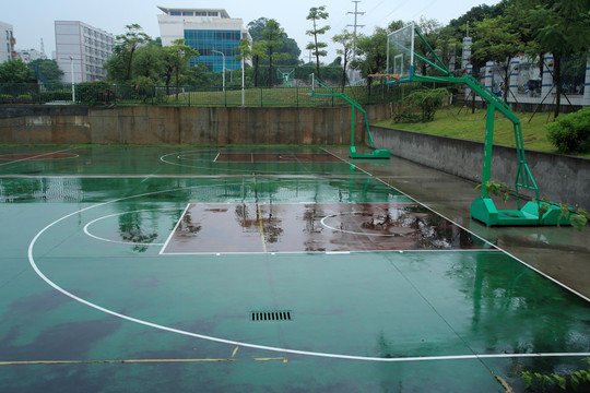 城市里雨后空旷空阔的篮球场