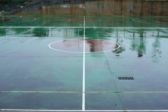 城市里雨后的篮球场地