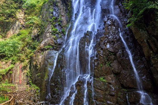 石壁水流