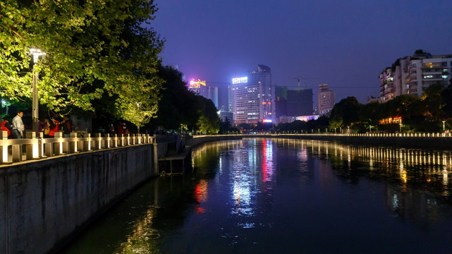 河边夜晚