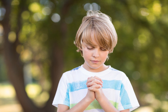 在祈祷的小男孩