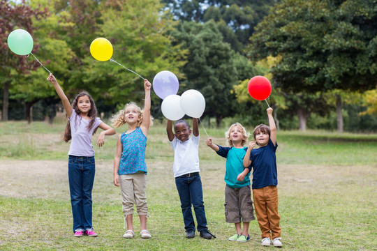 拿起气球泡在公园里的孩子们