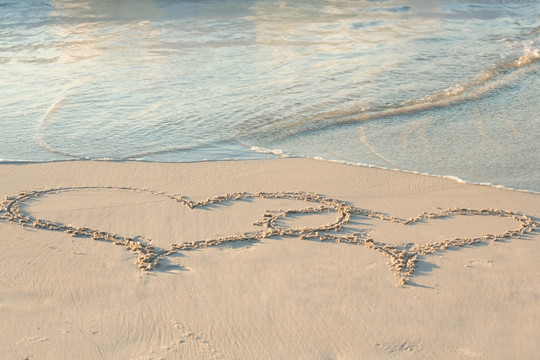 在沙滩上画的两颗心