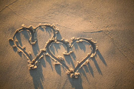 在沙滩上画的两颗心