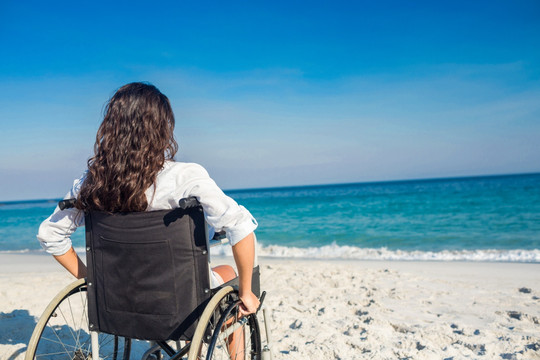 坐在轮椅上望着大海的女人