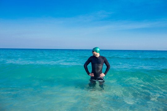 站在海水里的男人