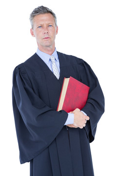 拿着法律书的男律师