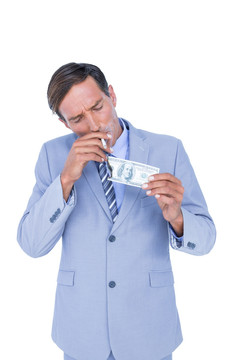 商人用香烟燃烧一美元钞票