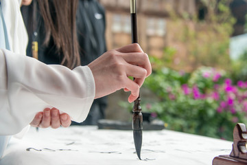 女子书法执笔