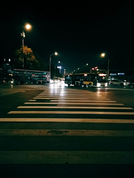 北大夜景马路斑马线