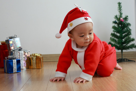 穿着圣诞服装在地上爬行的婴儿