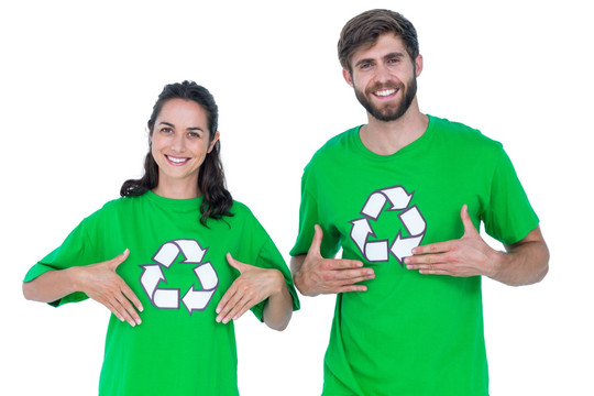 两个人指着衣服上的回收标志