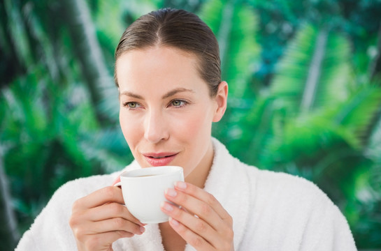 在喝一杯茶的年轻女人