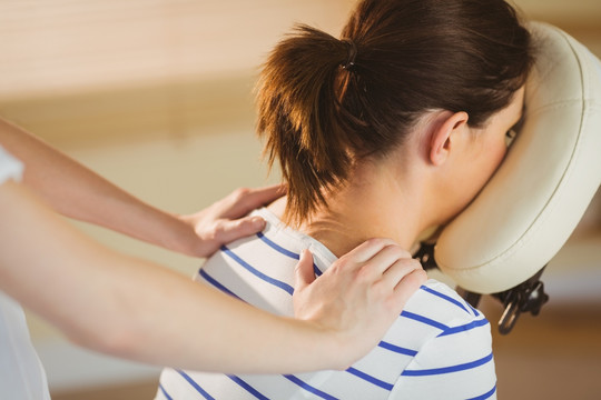治疗师为女人做背部按摩