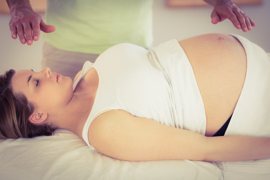 治疗师为孕妇做身体护理