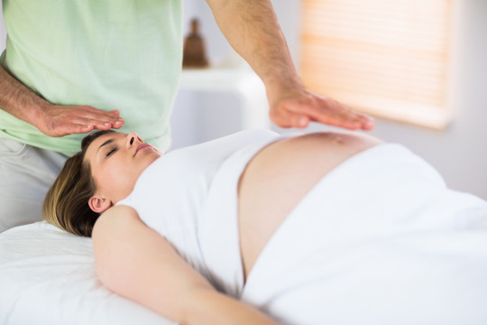 治疗师为孕妇做身体护理