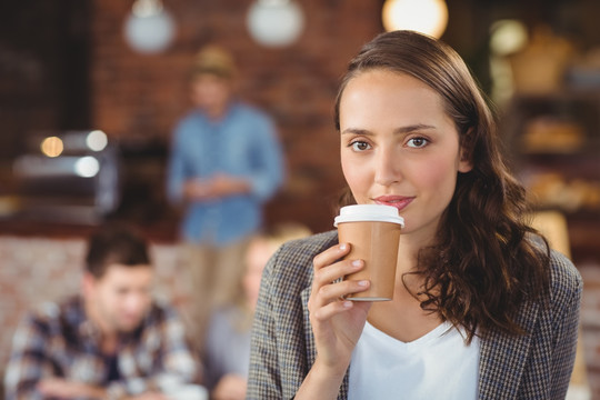 在喝一杯咖啡的年轻女人